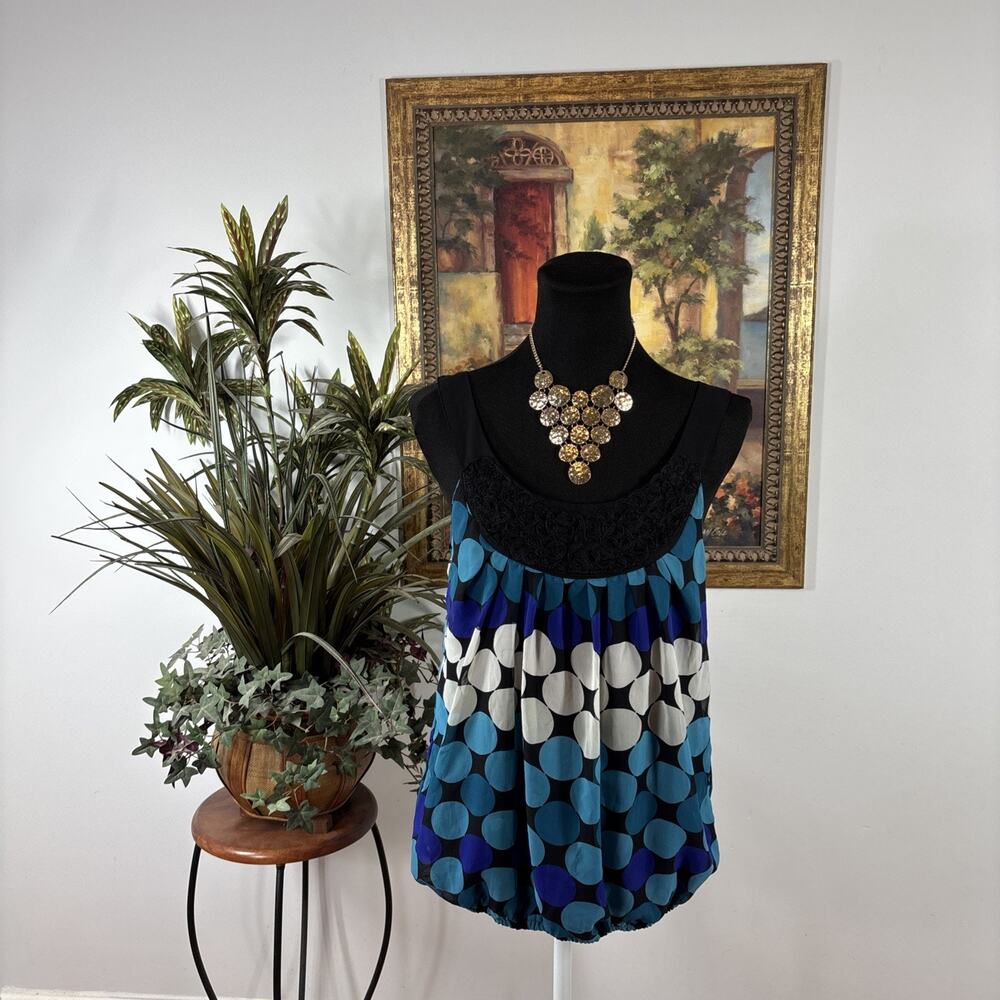 Wrapper Women’s Sleeveless Bubble Hem Blouse Medium Blue Polka Dot Scoop Neck